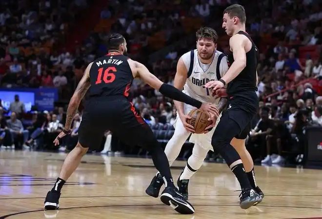 万博体育-东契奇重返赛场,表现优异首场状态出色,法国队观众沸腾!赛场气氛高涨-万博体育