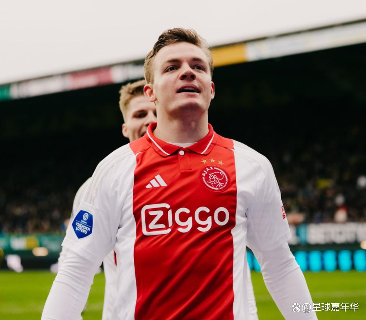 wanbo-阿贾克斯训练开放日，集结日更衣室发声引欢呼，欧联在即，轮换策略成焦点-wanbo